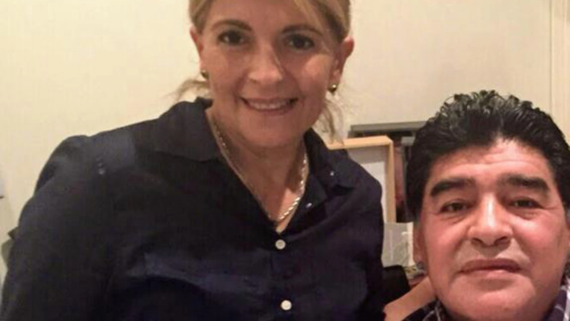 Gabriela Camaño, ex asistente de Diego Maradona, junto a el Pelusa