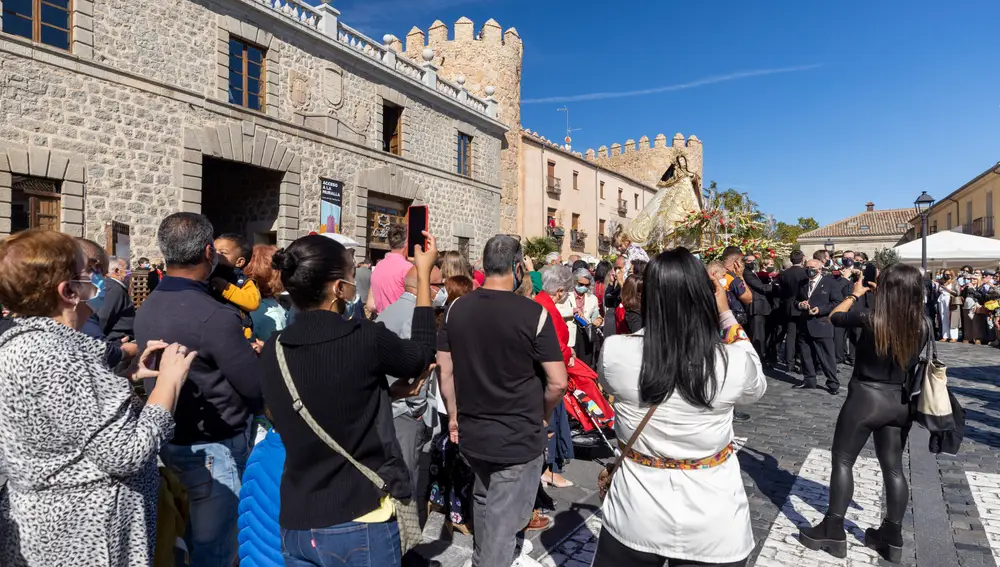 Los abulenses se echan a la calle para honrar a su patrona