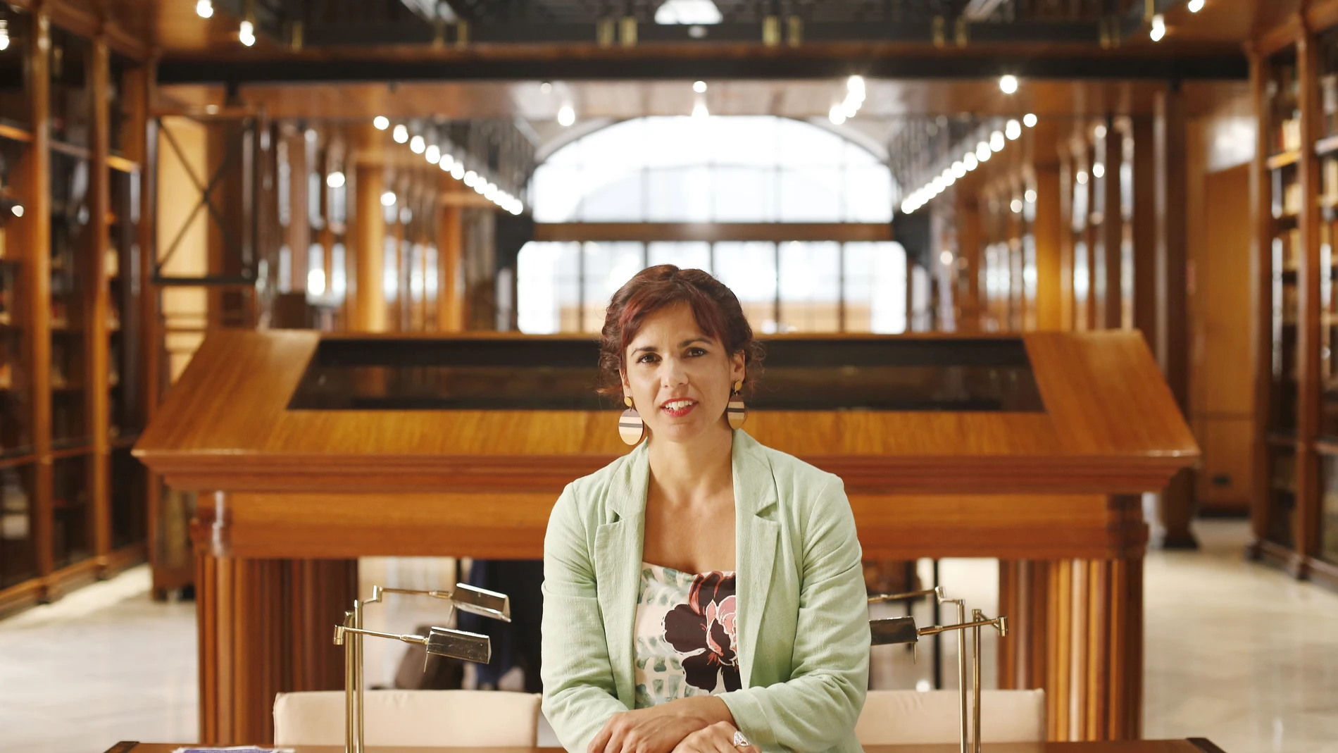 La líder de Adelante Andalucía y diputada no adscrita, Teresa Rodríguez, posa en la biblioteca del Parlamento andaluz