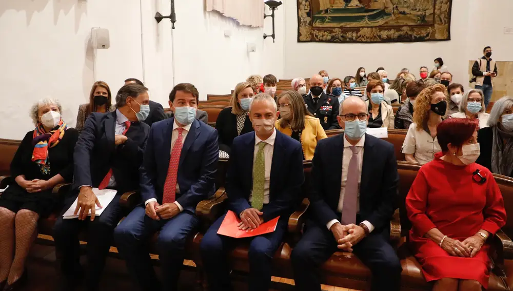 El presidente de la Junta de Castilla y León, Alfonso Fernández Mañueco, participa en el acto con motivo del 35 aniversario de la Asociación Plaza Mayor de Salamanca junto al rector de la Universidad de Salamanca, Ricardo Rivero; la subdelegada de Gobierno, Encarnación Pérez; el alcalde de Salamanca, Carlos García Carbayo; el presidente de la Diputación de Salamanca, Javier Iglesias, y la presidenta de la organización, Ascensión Iglesias Redondo