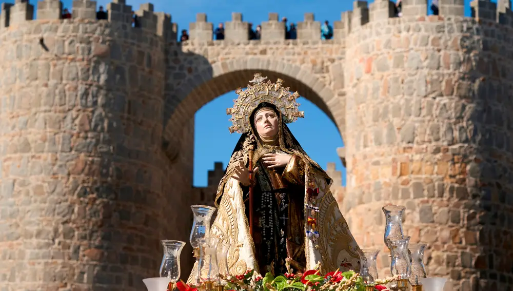 ÁVILA, 15/10/2021.- Ávila celebra la festividad de su patrona, Santa Teresa, cuya imagen ha vuelto a recorrer las calles de la ciudad tras la misa que celebrada en la Catedral y una vez obtenidas las autorizaciones de las autoridades competentes. EFE/Raúl Sanchidrián