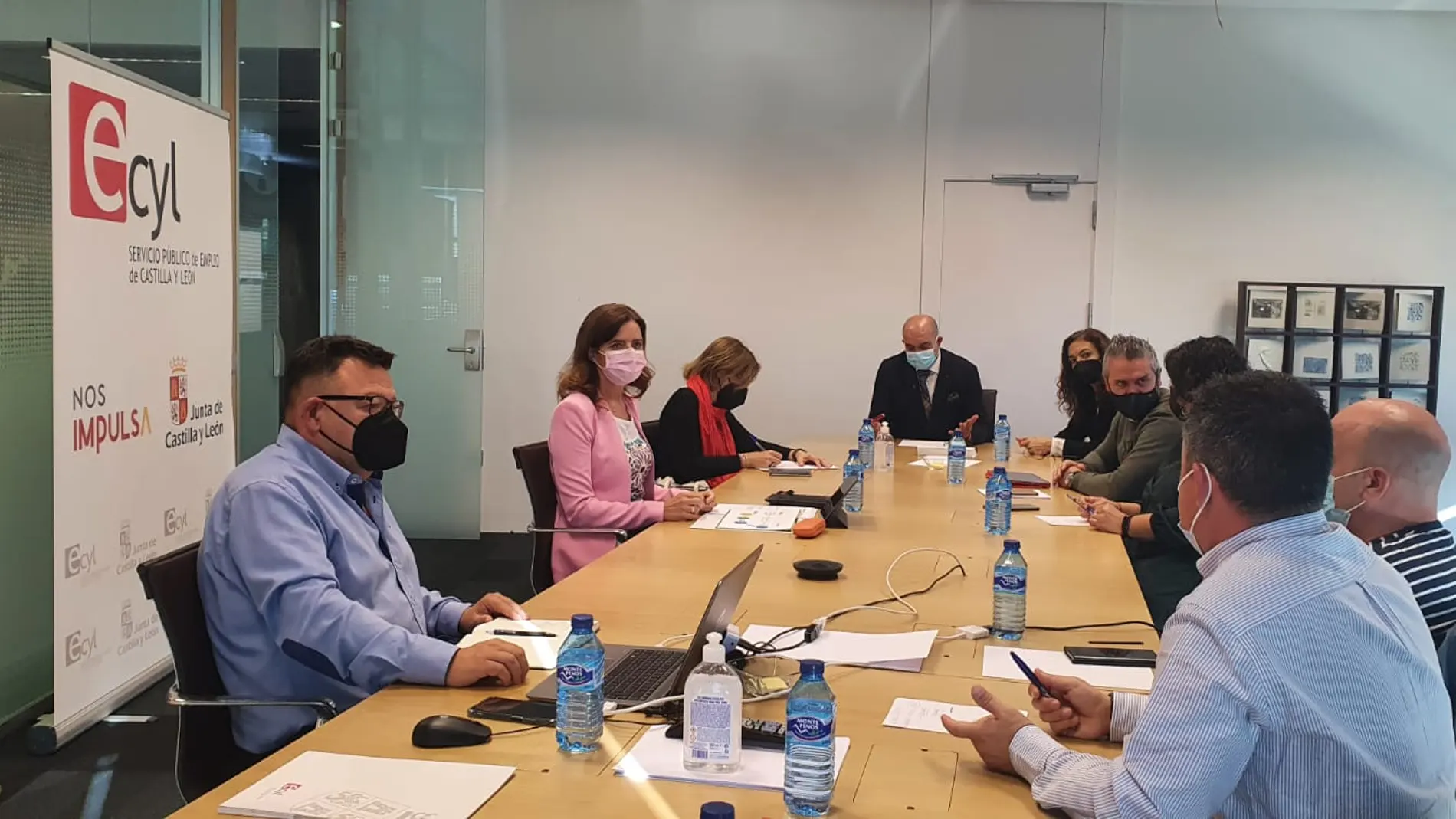 La consejera Ana Carlota Amigo se reúne con los representantes de los sindicatos de la hostelería