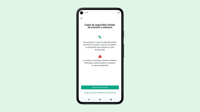 La pantalla de WhatsApp en la que el usuario elige entre crear una contraseña propia o usar una clave de cifrado generada por la "app".