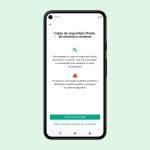 La pantalla de WhatsApp en la que el usuario elige entre crear una contraseña propia o usar una clave de cifrado generada por la "app".