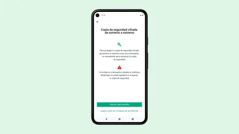 La pantalla de WhatsApp en la que el usuario elige entre crear una contraseña propia o usar una clave de cifrado generada por la "app".
