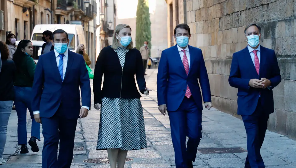 El presidente de la Junta de Castilla y León, Alfonso Fernández Mañueco, participa en el acto con motivo del 35 aniversario de la Asociación Plaza Mayor de Salamanca junto a la consejera Isabel Blanco, el alcalde Carlos García Carbayo y el delegado Eloy Ruiz