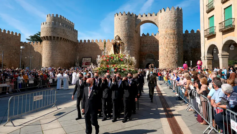 ÁVILA, 15/10/2021.- Ávila celebra la festividad de su patrona, Santa Teresa, cuya imagen ha vuelto a recorrer las calles de la ciudad tras la misa que celebrada en la Catedral y una vez obtenidas las autorizaciones de las autoridades competentes. EFE/Raúl Sanchidrián