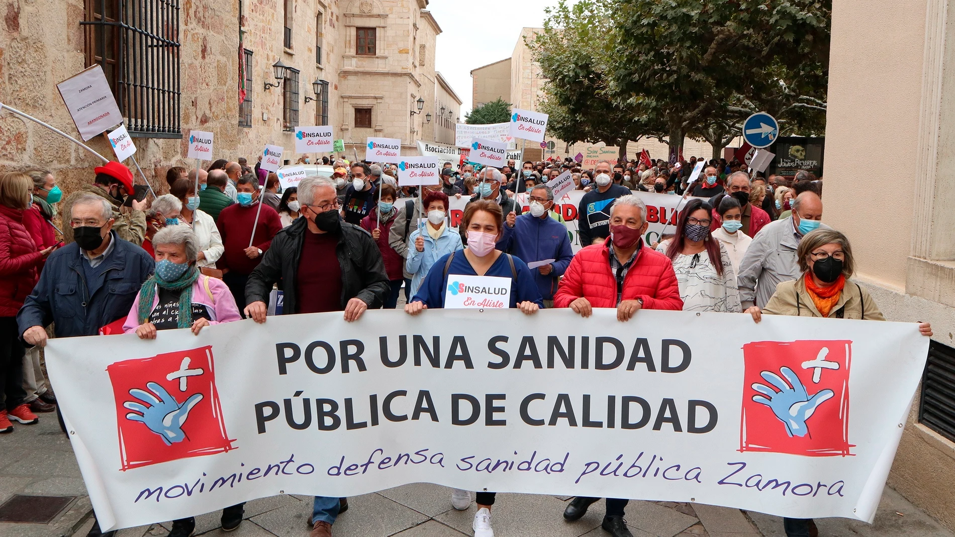 ZAMORA, 16/10/2021.- Manifestación convocada por el movimiento por la sanidad pública de Zamora por los recortes y la precarización de la asistencia sanitaria en la provincia. EFE/Mariam A. Montesinos