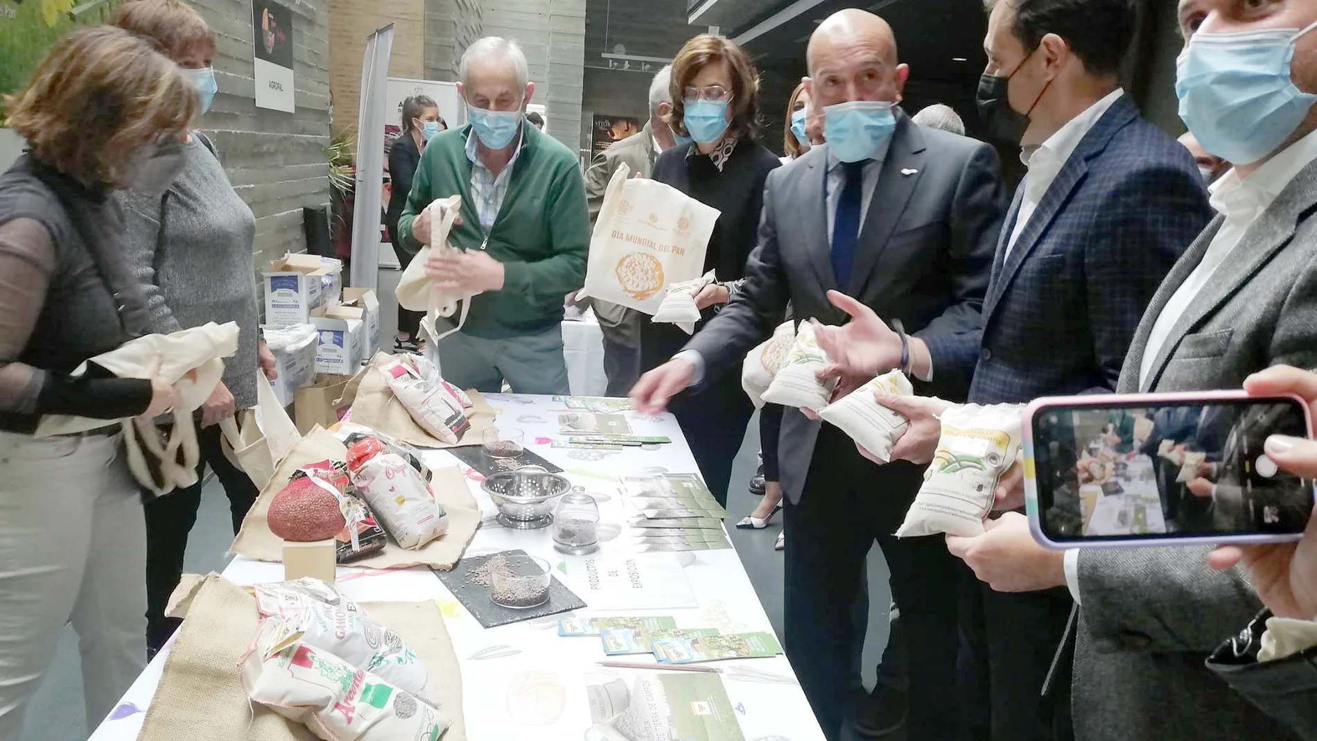 El consejero de Agricultura y Ganadería, Jesús Julio Carnero, visita la II Feria del Pan y la Lenteja de Tierra de Campos celebrada en Mayorga (Valladolid) junto a Conrado Íscar y Ángeles Armisén, entre otros