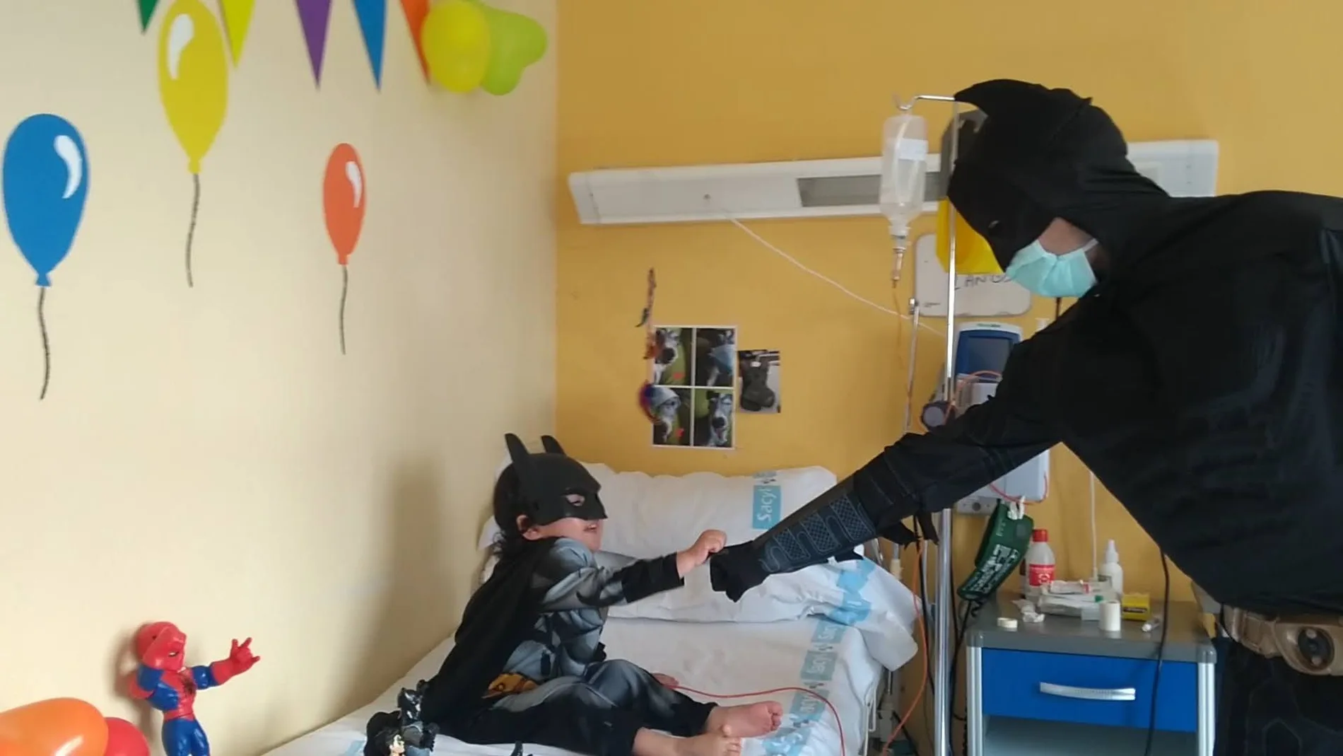 El enfermero José María González, disfrazado de Batman para hacer sonreír a un niño enfermo de cáncer en el Hospital Clínico de Valladolid
