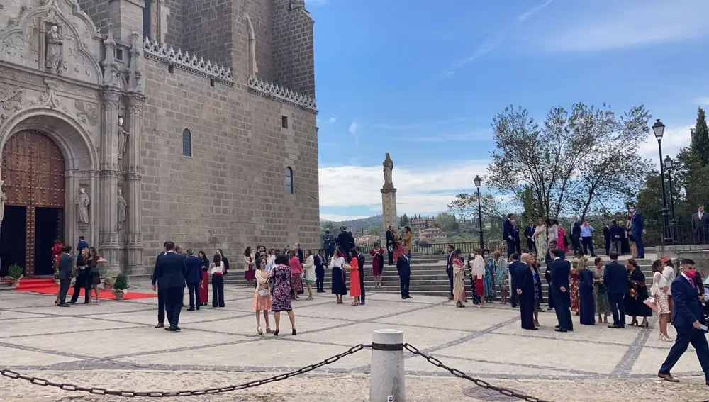 Los invitados a la boda de Ortega Smith se reúnen a las puertas del monasterio de San Juan de los Reyes de Toledo