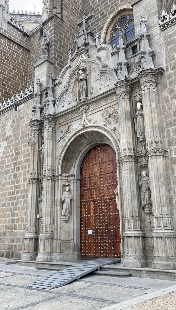 Una de las puertas del monasterio de San Juan de los Reyes en Toledo