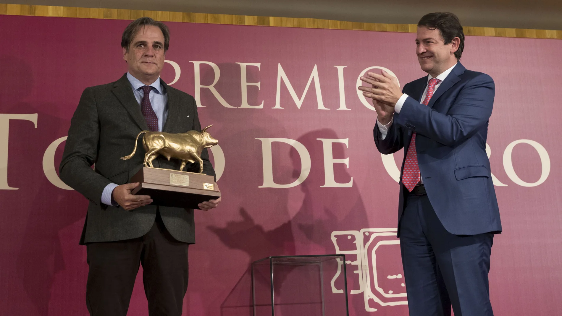 El presidente de la Junta de Castilla y León, Alfonso Fernández Mañueco, acude a la entrega del premio 'Toro de Oro' a Francisco Galache, de la ganadería 'Galache'