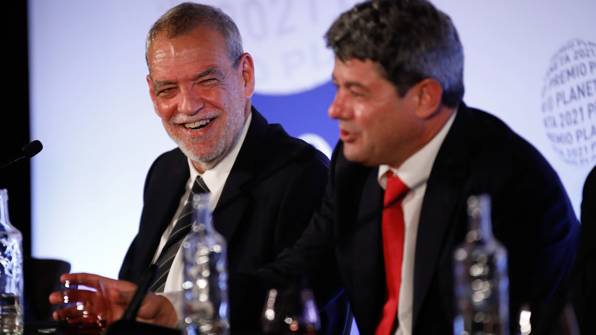 Jorge Díaz, a la izquierda, junto con Antonio Mercero en la rueda de prensa posterior al fallo del Premio Planeta