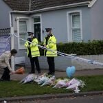 Una mujer lleva flores a la entrada de la iglesia metodista en la que fue asesinado sir David Amess, en Leigh-on-Sea, Essex