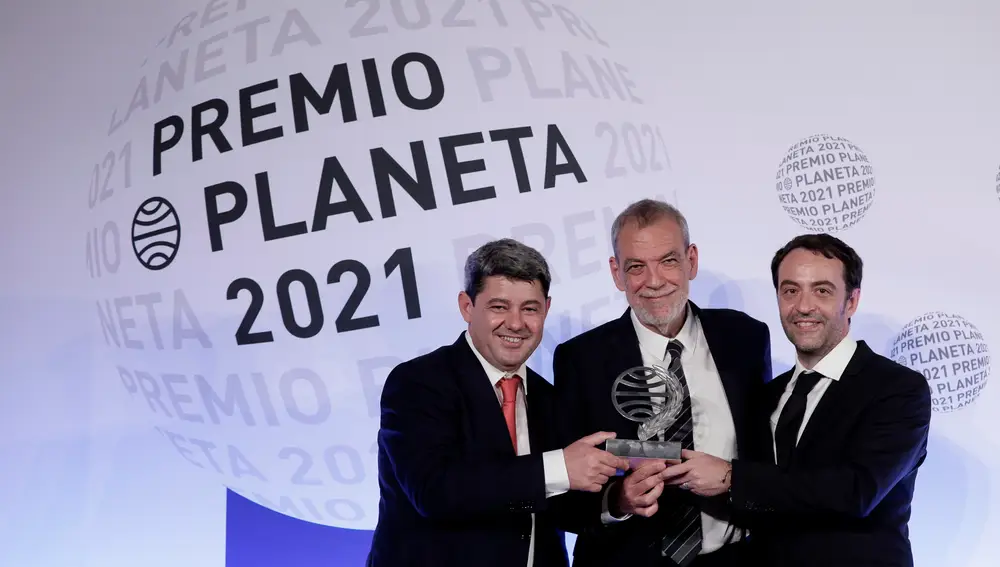 Antonio Mercero, Jorge Díaz y Agustín Martínez tras recibir el Premio Planeta de Novela