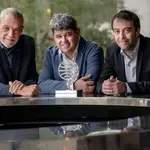 De izquierda a derecha, Jorge Díaz, Antonio Mercero y Agustín Martínez, ganadores del Premio Planeta 2021