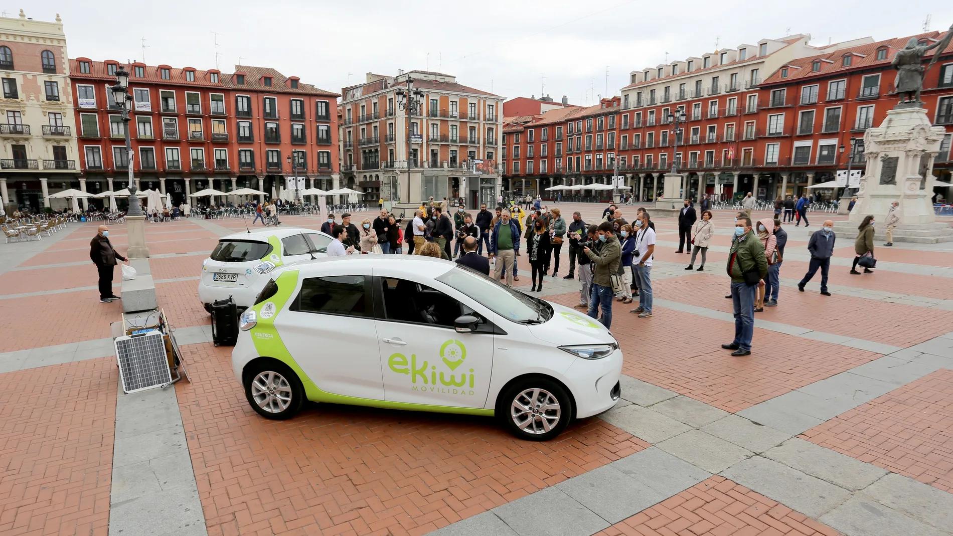 La Plaza Mayor de Valladolid acoge la presentación oficial de la cooperativa 'Ekiwi movilidad', que defiende una movilidad respetuosa con el medio ambiente y con las personas