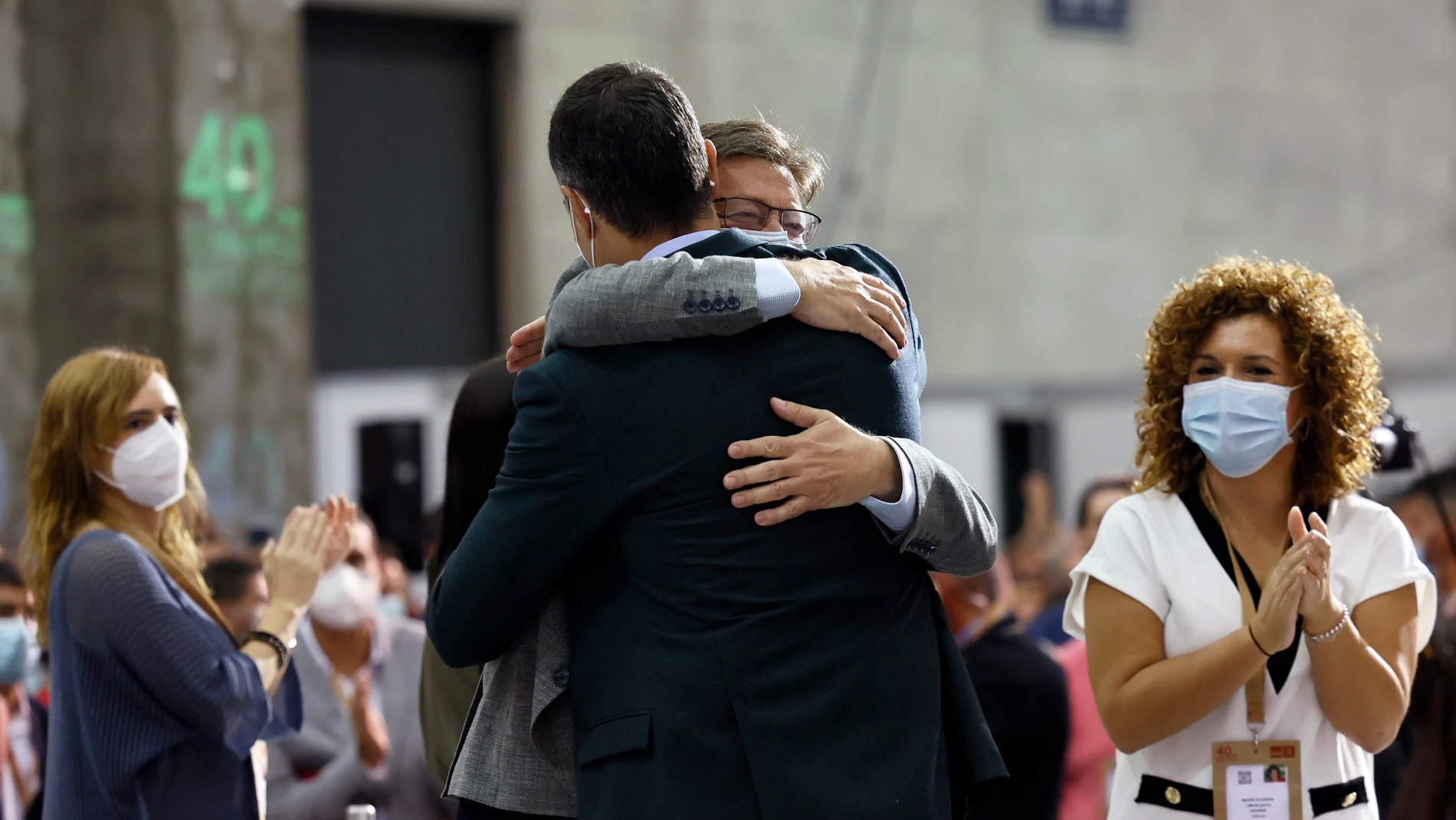 El presidente del Gobierno y Secretario General del PSOE, Pedro Sánchez, abraza al presidente de la Generalitat y secretario general del PSPV , Ximo Puig,en el plenario del Congreso Federal del partido en la instalaciones de Feria Valencia