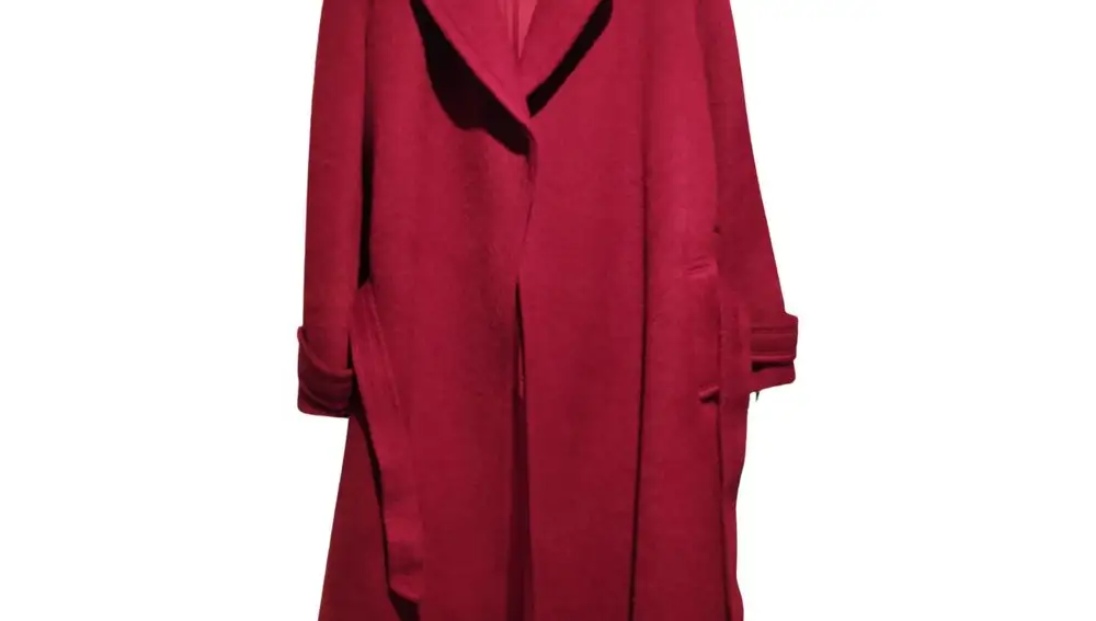 Abrigo largo en tono rojo.
