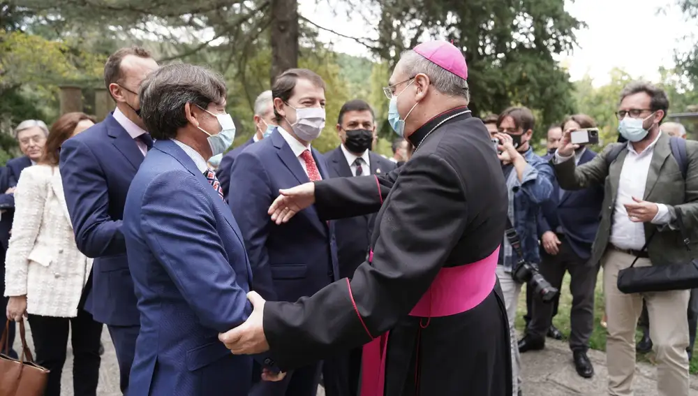 Fernández Mañueco junto al obispo de Ávila, Gil Tamayo, antes de participar en los actos por el IV Centenario de la Beatificación y Patronazgo de San Pedro de Alcántara en Arenas de San Pedro (Ávila)
