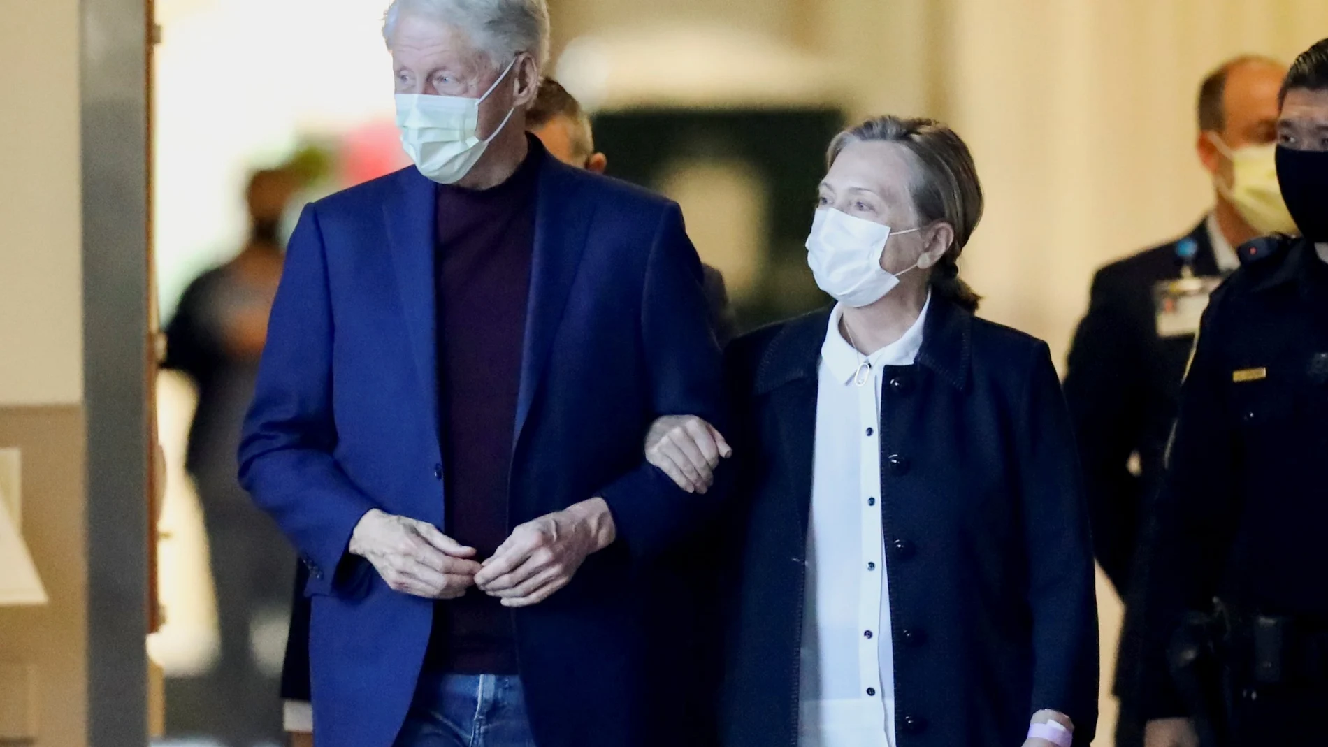 Hillary Clinton ha estado con su marido en el hospital y le acompañó a su salida el domingo