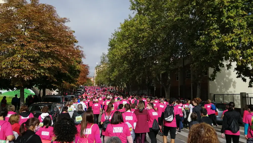 Miles de zamoranos tiñen de rosa las calles de Zamora frente al cáncer de mama