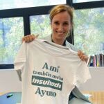 La portavoz de Más Madrid en la Asamblea, Mónica García, con la camiseta que han creado 'A mí también me ha insultado Ayuso, ¿y a ti?'