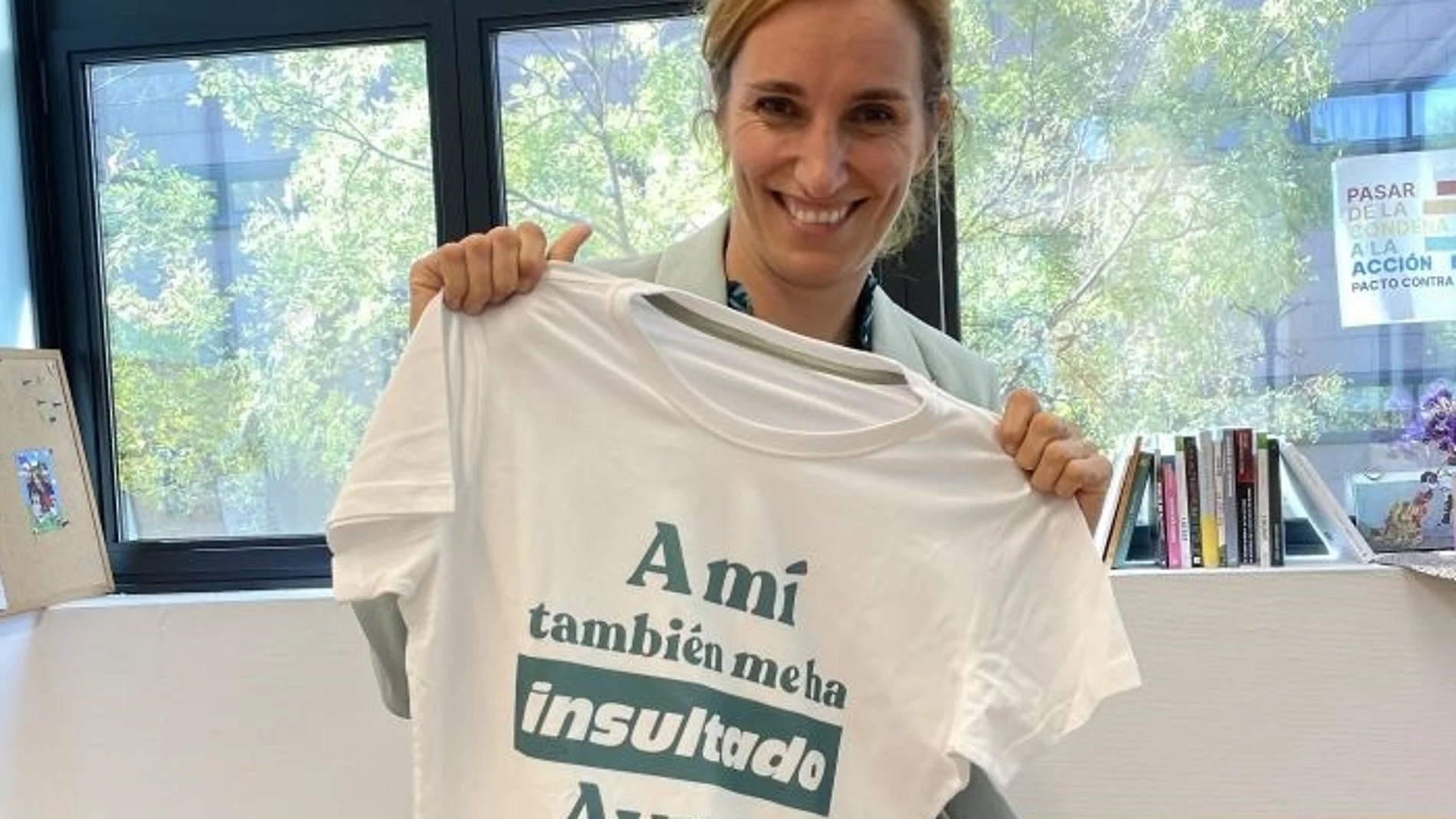 La portavoz de Más Madrid en la Asamblea, Mónica García, con la camiseta que han creado 'A mí también me ha insultado Ayuso, ¿y a ti?'