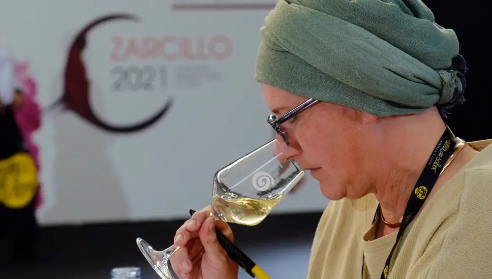 VALLADOLID.17/10/2021.- Una catadora valora uno de los vinos en el ámbito de la XVIII edición nacional y la X internacional de los Premios Zarcillo, este domingo en Valladolid. EFE/NACHO GALLEGO