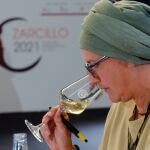 VALLADOLID.17/10/2021.- Una catadora valora uno de los vinos en el ámbito de la XVIII edición nacional y la X internacional de los Premios Zarcillo, este domingo en Valladolid. EFE/NACHO GALLEGO