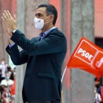 El presidente del Gobierno y Secretario General del PSOE, Pedro Snáchez, saluda en el plenario del Congreso Federal del partido en la instalaciones de Feria Valencia y que hoy se clausura.