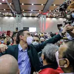 El secretario general del PSOE, Pedro Sánchez, saluda a algunos asistentes en la clausura del 40º Congreso Federal del partido