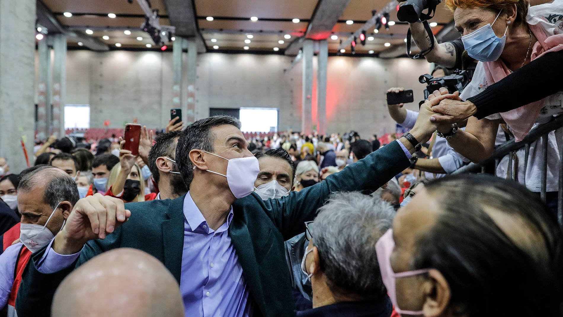 El secretario general del PSOE, Pedro Sánchez, saluda a algunos asistentes en la clausura del 40º Congreso Federal del partido