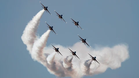 -FOTODELDIA- EA1245. SEOUNGNAM (COREA DEL SUR), 18/10/2021.- El grupo de vuelo acrobático 'Black Eagles' de las Fuerzas Aéreas surcoreanas realizan una exhibición aérea ante los medios de comunicación en la Exhibición Internacional Aeroespacial y de Defensa que se celebra en Seúl, este lunes. La exhibición se celebra en Seongnam, Corea del Sur, del 19 al 23 de octubre de 2021. EFE/ Jeon Heon-kyun