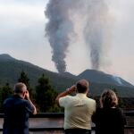 El volcán de Cumbre Vieja ha continuado expulsando hoy lunes grandes cantidades de cenizas. EFE / Miguel Calero.