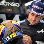 Fernando Alonso muestra el casco con el nombre de La Palma.