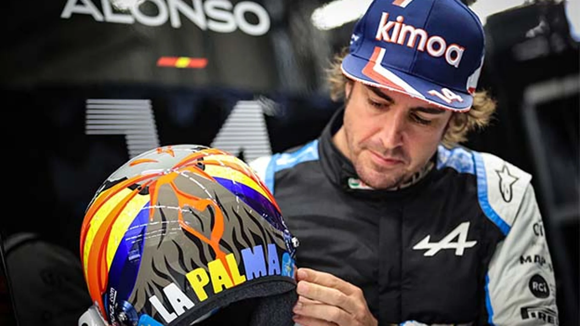Fernando Alonso muestra el casco con el nombre de La Palma.