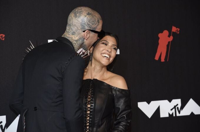 Travis Barker y Kourtney Kardashian, en los MTV Video Music Awards. (Photo by Evan Agostini/Invision/AP, File)