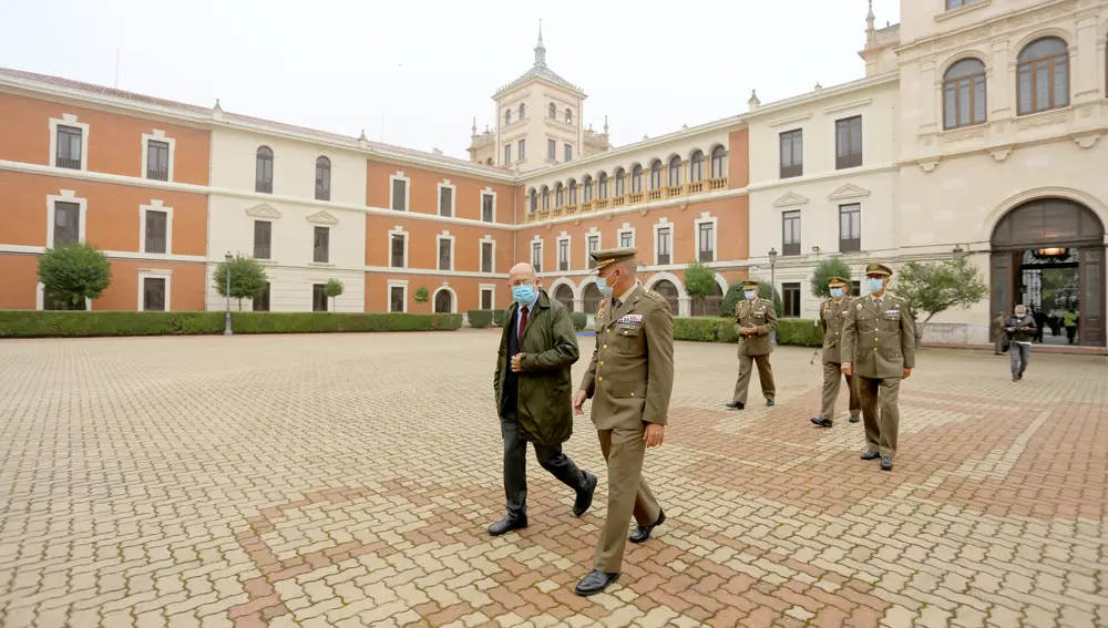 El vicepresidente de la Junta visita la exposición 'El Centenario de la gesta del Regimiento de Alcántara'