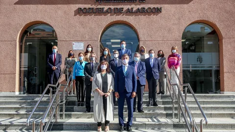 La alcaldesa de Pozuelo, Susana Pérez Quislant, y el portavoz de Cs, Damián Macías, en primera fila, junto con el resto de componentes de sus respectivos grupos municipales