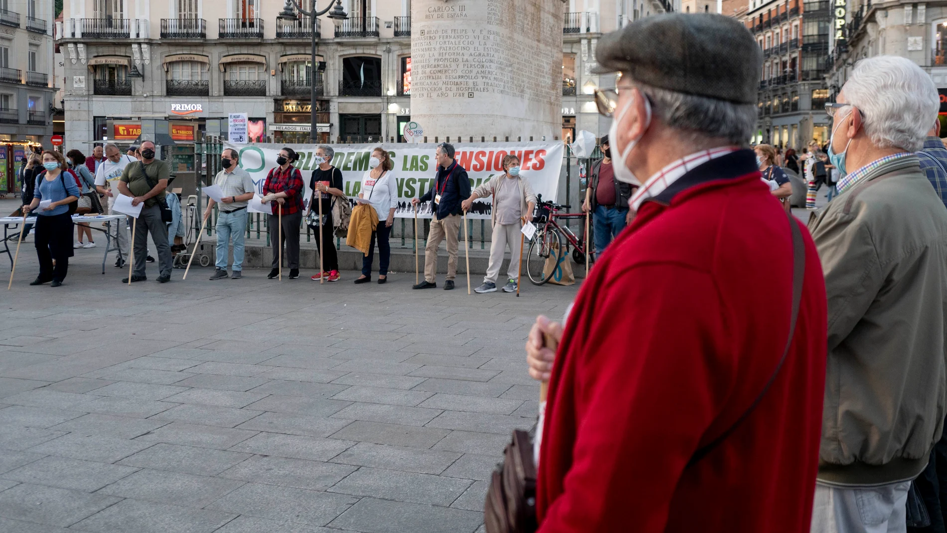 Varias personas participan en una ‘bastonada’ convocada por la Mesa Estatal por el Blindaje de las Pensiones, en la Puerta del Sol, a 18 de octubre de 2021, en Madrid (España)