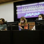 La alcaldesa de Barcelona, Ada Colau; la vicepresidenta segunda y ministra de Trabajo y Economía Social, Yolanda Díaz; y la ministra de Derechos Sociales y Agenda 2030, Ione Belarra, en unas jornadas informativas sobre la futura Ley de Vivienda en el Congreso