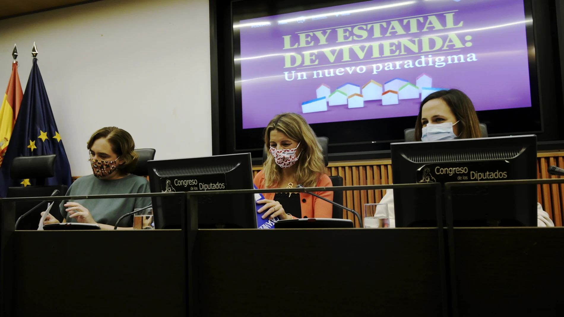 La alcaldesa de Barcelona, Ada Colau; la vicepresidenta segunda y ministra de Trabajo y Economía Social, Yolanda Díaz; y la ministra de Derechos Sociales y Agenda 2030, Ione Belarra, en unas jornadas informativas sobre la futura Ley de Vivienda en el Congreso