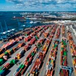 Uno de los mejores ejemplos de esta situación son los puertos de Los Ángeles y Long Beach en EE.UU., los dos mayores del país y que viven una situación de colapso, con largas colas de enormes cargueros fondeando frente a los muelles a la espera de poder atracar y descargar sus mercancías, una tarea que puede demorarse hasta doce días.