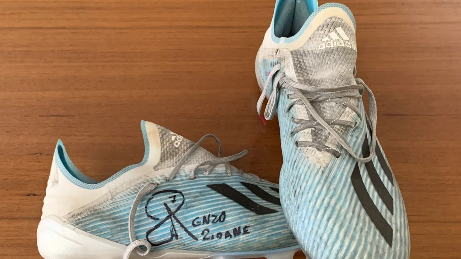 Botas firmadas por Enzo Zidane