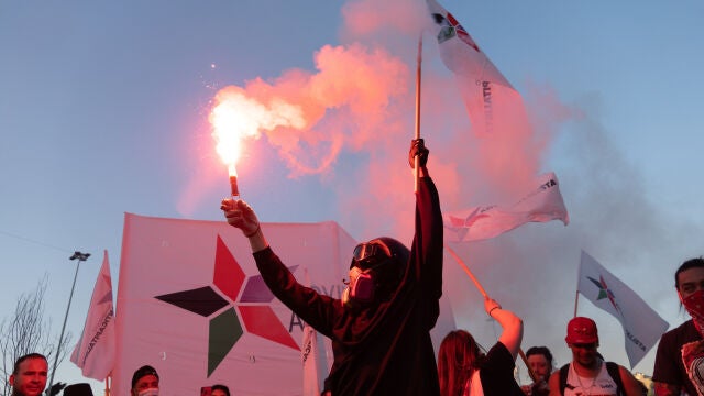 18 October 2021, Chile, Santiago: A man lights a flare during a protest marking the second anniversary of the wave of mass protests that demanded, among other things, a reform of the Constitution. Photo: Matias Basualdo/ZUMA Press Wire/dpa18/10/2021 ONLY FOR USE IN SPAIN