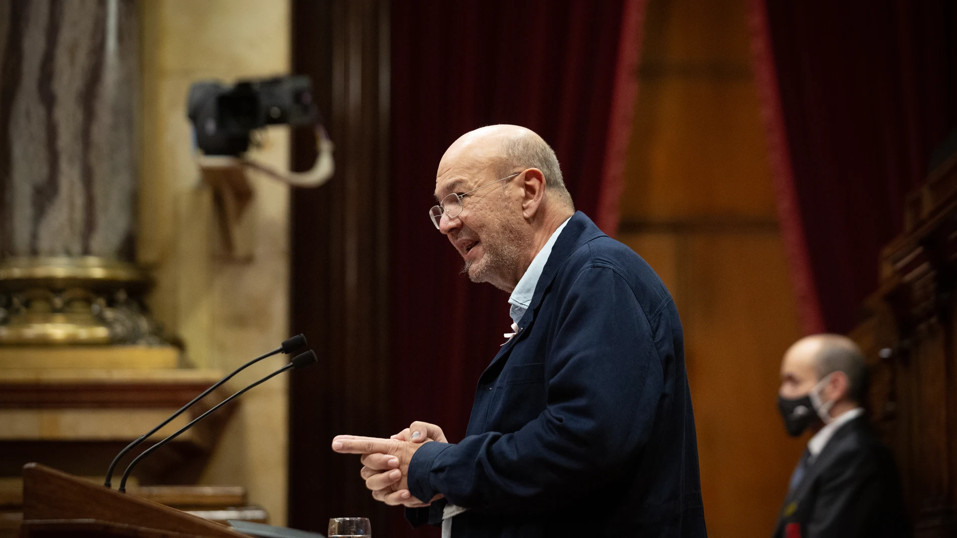 El diputado de En Comú Podem, Joan Carles Gallego interviene durante una sesión plenaria en el Parlament de Cataluña.