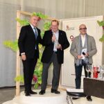 Jesús Julio Carnero junto al bodeguero José Luis Sanz