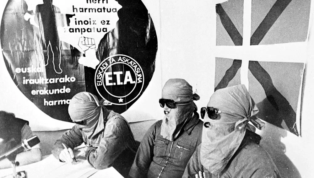 Miembros de ETA ofrecen una rueda de prensa el 15 de octubre de 1998